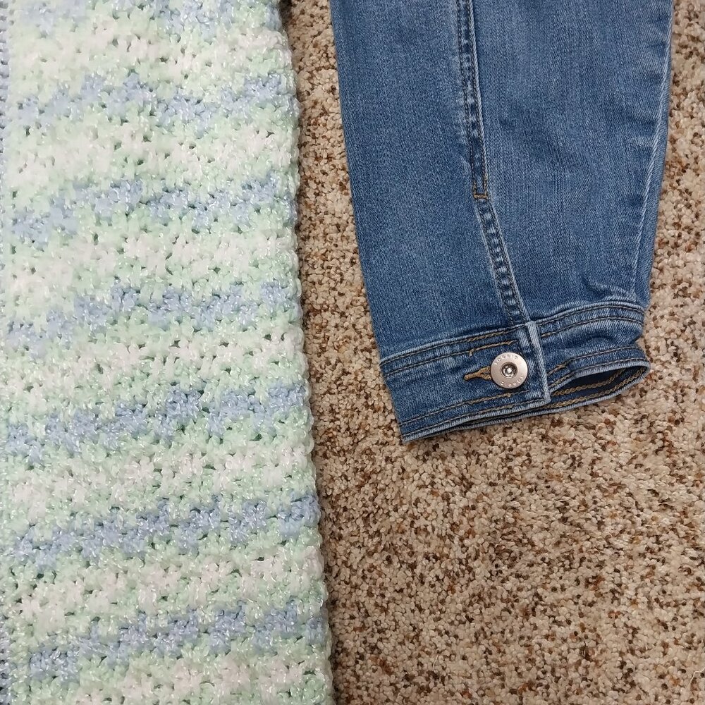 3757 Size 4/2X Upcycled Torrid Jean Tunic with Crochet Trim and Appluque Flowers - Picture 4 of 9
